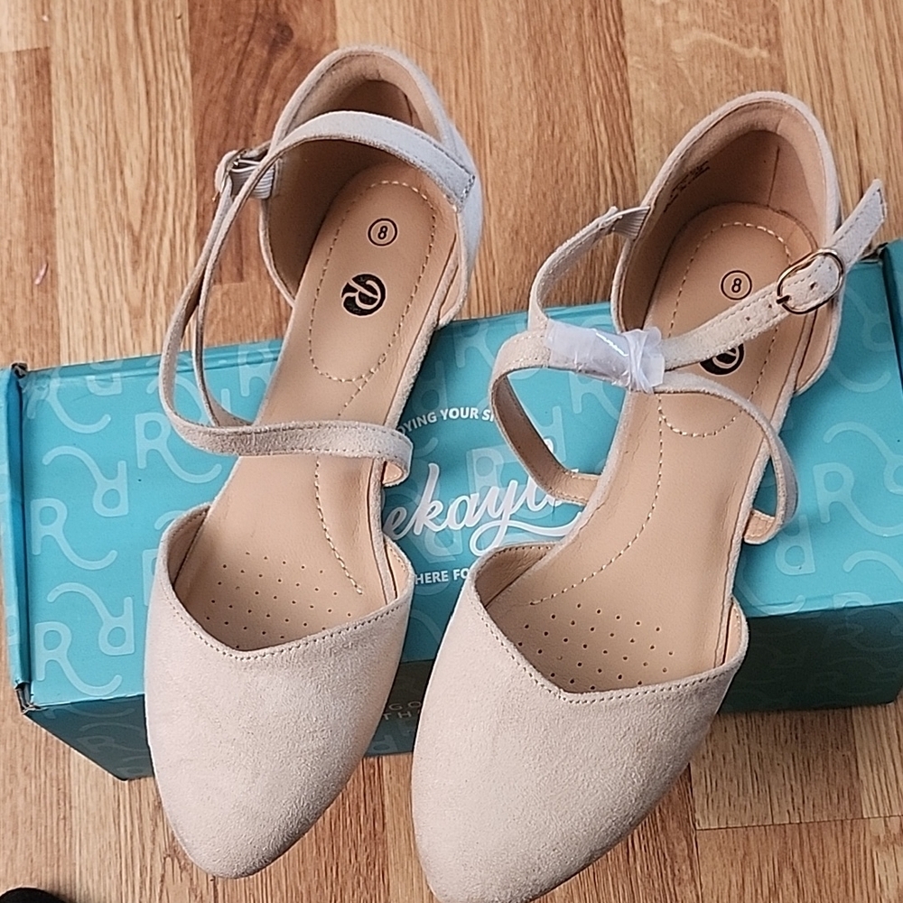 Rekayla Women's Cream Flats Sandals Size 8 NIB